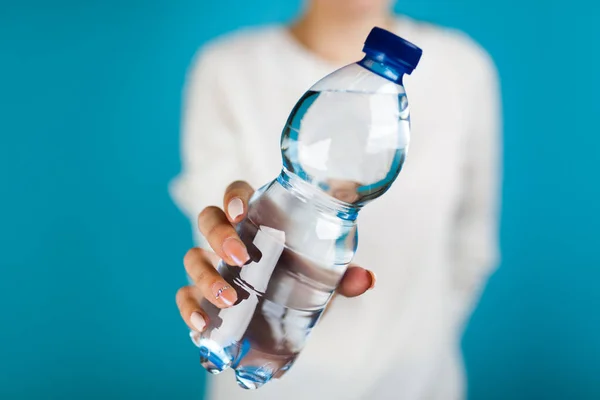 Bir su şişesi tutan kadın — Stok fotoğraf
