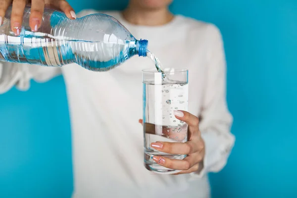 女性の水のガラスを充填 — ストック写真