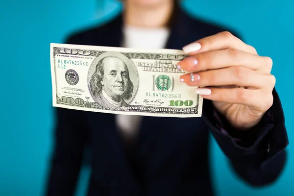 Mujer sosteniendo un billete de 100 dólares —  Fotos de Stock