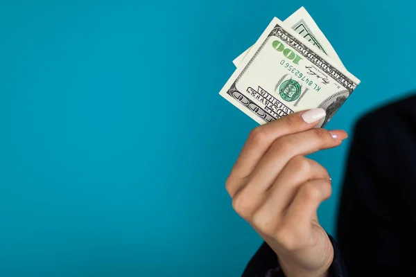 Mujer sosteniendo un billete de 100 dólares —  Fotos de Stock