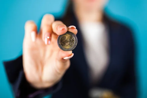 Woman holding a 2 Euro coin — Stock Photo, Image