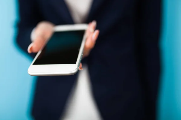 Mano femminile che tiene un telefono — Foto Stock