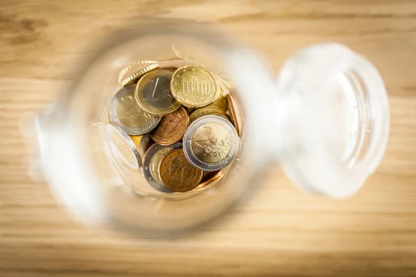貯蓄コイン灰色の背景上の Jar — ストック写真