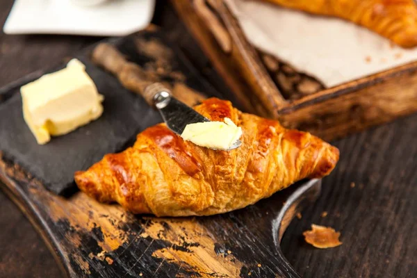 Máslo čerstvé croissanty — Stock fotografie