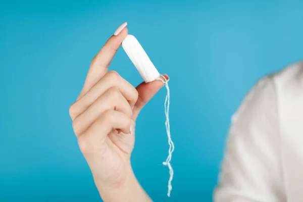 Frau hält Tampon in der Hand — Stockfoto