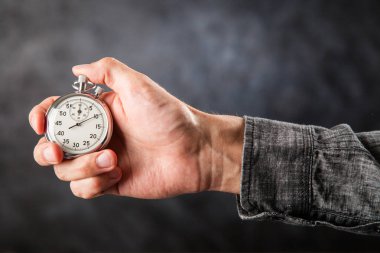 Siyah arka plan üzerine analog kronometre