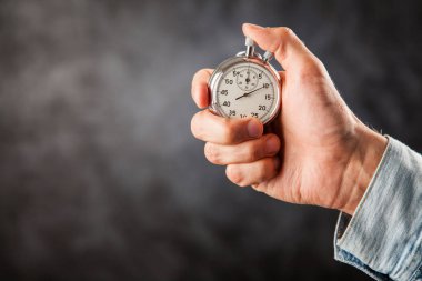 Siyah arka plan üzerine analog kronometre