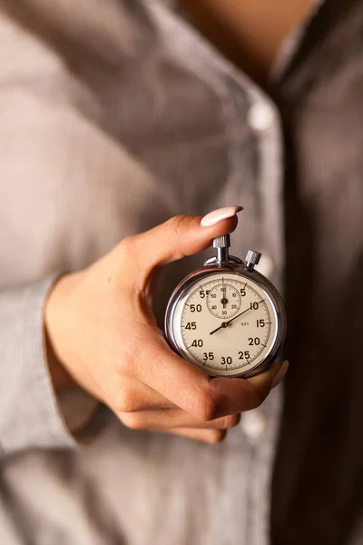 Kvinnlig hand som håller ett stoppur — Stockfoto