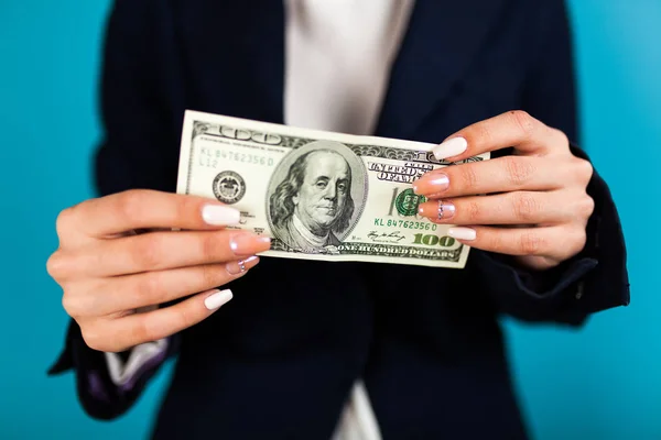 Woman holding a 100 dollar bill — Stock Photo, Image