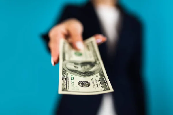 Woman holding a 100 dollar bill — Stock Photo, Image