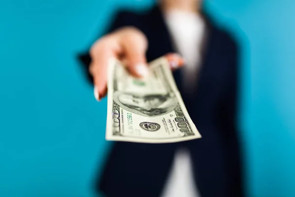 Woman holding a 100 dollar bill — Stock Photo, Image