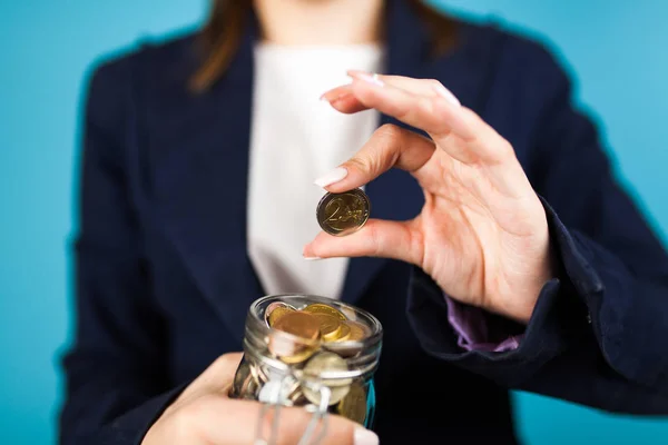 Woman holding a 2 Euro coin — Stock Photo, Image