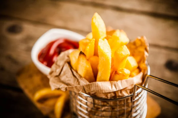 Pommes frites på träbord — Stockfoto