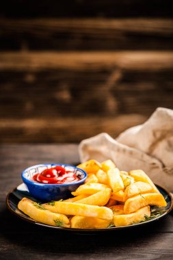Tahta masada patates kızartması.