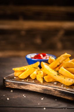 Tahta masada patates kızartması.