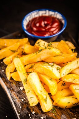 Tahta masada patates kızartması.