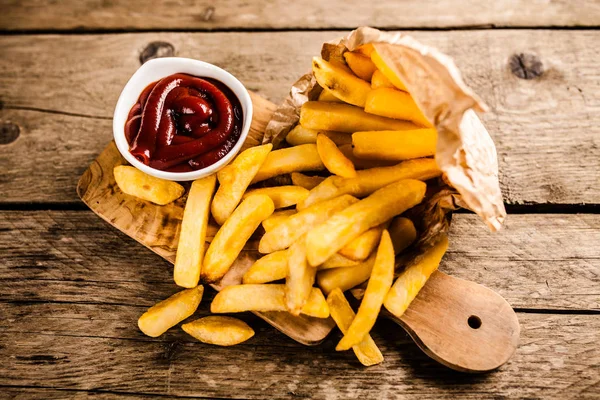 Pommes frites på träbord — Stockfoto