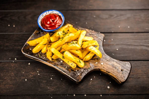 Pommes frites på träbord — Stockfoto