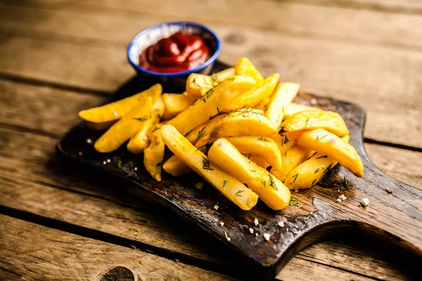 patates kızartması ve ketçap ahşap masa