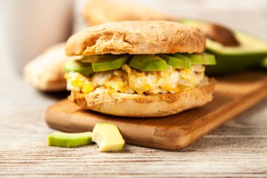 yumurta ve avokado sandviç