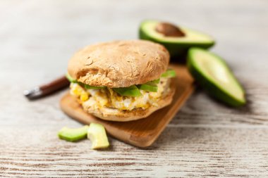 yumurta ve avokado sandviç