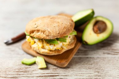 yumurta ve avokado sandviç
