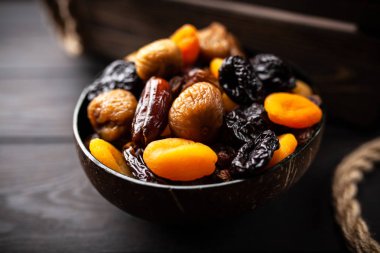 Kurutulmuş meyve karışımı