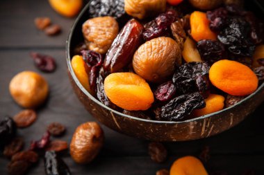 Kurutulmuş meyve karışımı