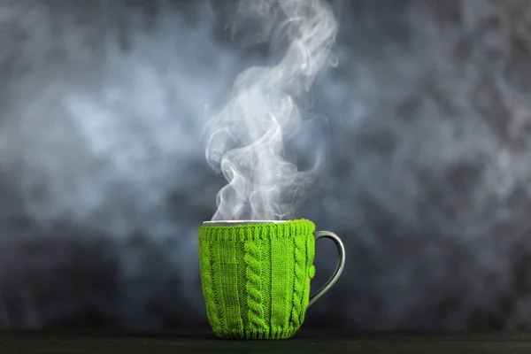 Taza de café en una cubierta de lana — Foto de Stock