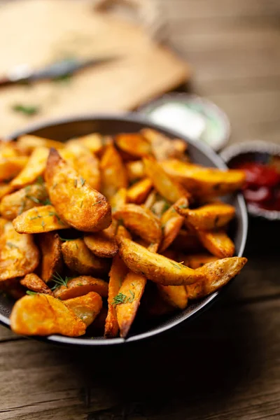 Stekt potatis pommes frites på träbord — Stockfoto