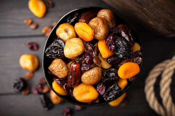 Kurutulmuş meyve karışımı