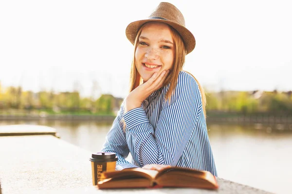 Červené vlasy dívka — Stock fotografie