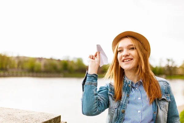 Red haired meisje — Stockfoto