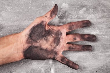 Beyaz arkaplanda erkek eli