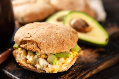 yumurta ve avokado sandviç