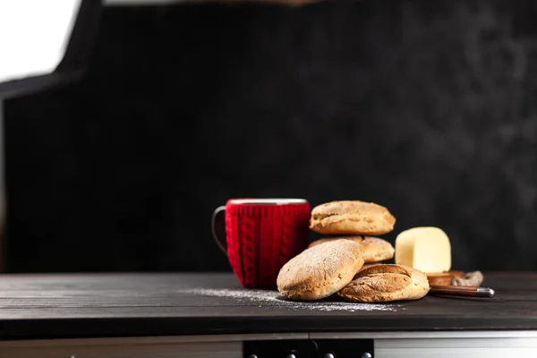 Pães caseiros no fundo escuro — Fotografia de Stock