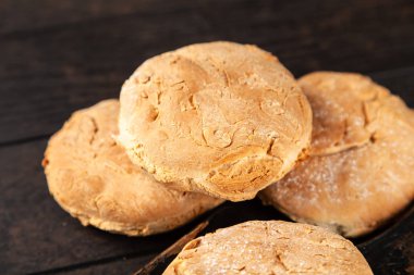 Koyu arka plan üzerinde ev yapımı çörekler