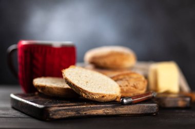 Koyu arka plan üzerinde ev yapımı çörekler