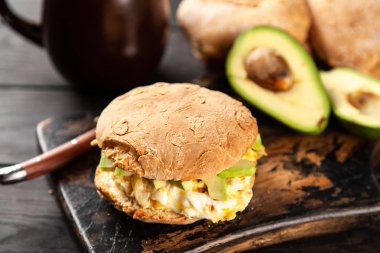 yumurta ve avokado sandviç