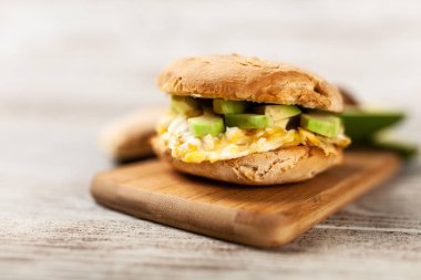 yumurta ve avokado sandviç