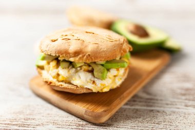 yumurta ve avokado sandviç