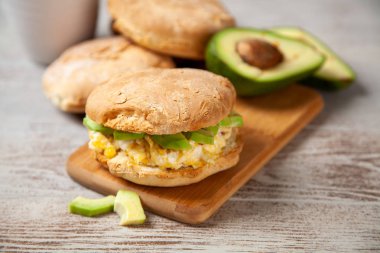 yumurta ve avokado sandviç