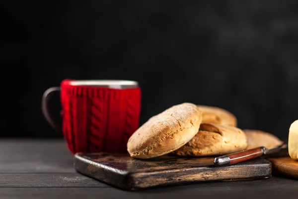 Hausgemachte Brötchen auf dunklem Hintergrund — Stockfoto