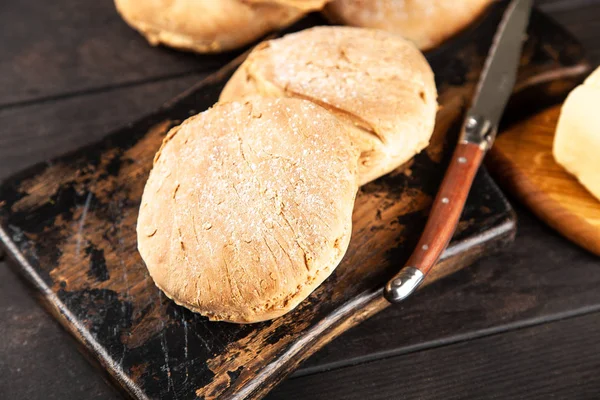 Hausgemachte Brötchen auf dunklem Hintergrund — Stockfoto