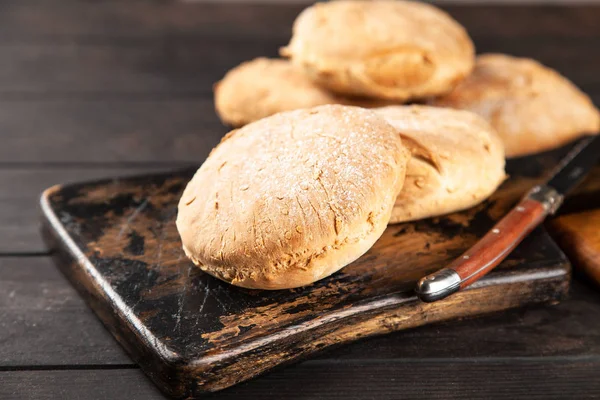 Hausgemachte Brötchen auf dunklem Hintergrund — Stockfoto