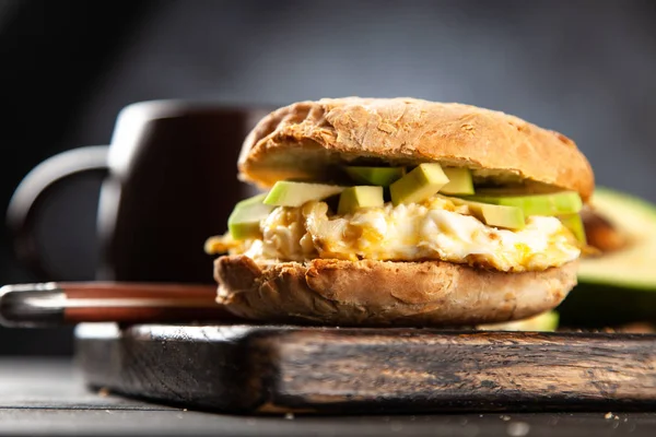 Bocadillo de aguacate y huevo — Foto de Stock