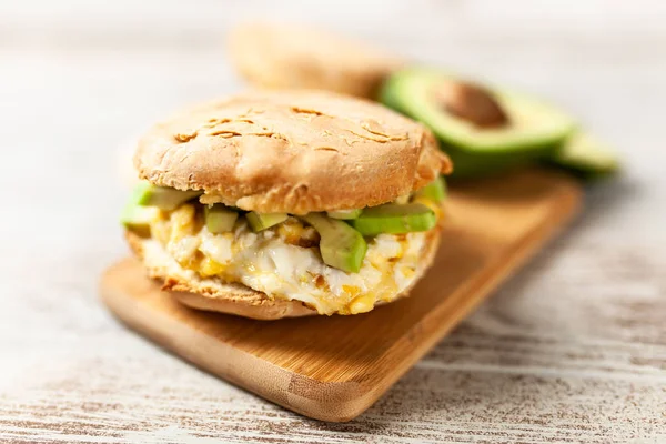 yumurta ve avokado sandviç