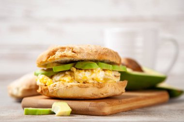 yumurta ve avokado sandviç