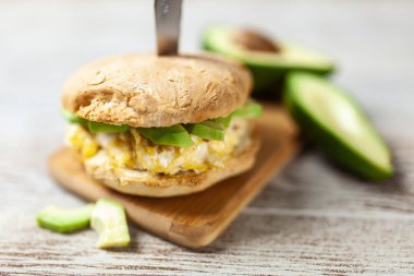 yumurta ve avokado sandviç