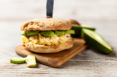 yumurta ve avokado sandviç